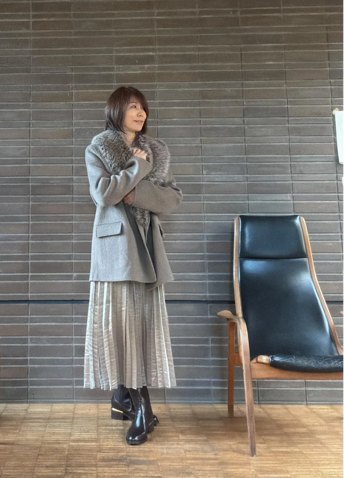 ZARAセール ザラ　ファーコート　プリーツスカート  ワンピースコーデ　ブラウンコーデ　ハーフブーツ　ZARAコーデ　ショートブーツ　モカ色　 jマダムのおしゃれ　ZARAブーツ　ZARAコート