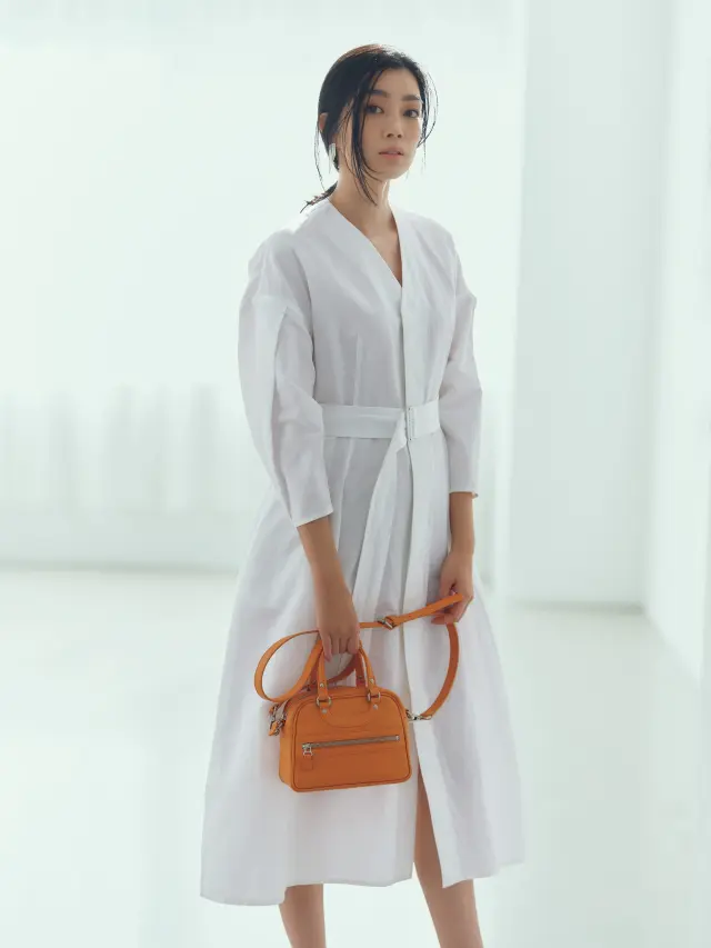 しなやかに体に寄り添うエレガントな万能ブラック