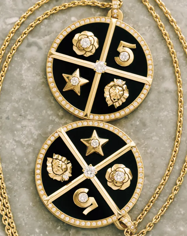 ネックレスで仕上げる首もとのおしゃれ