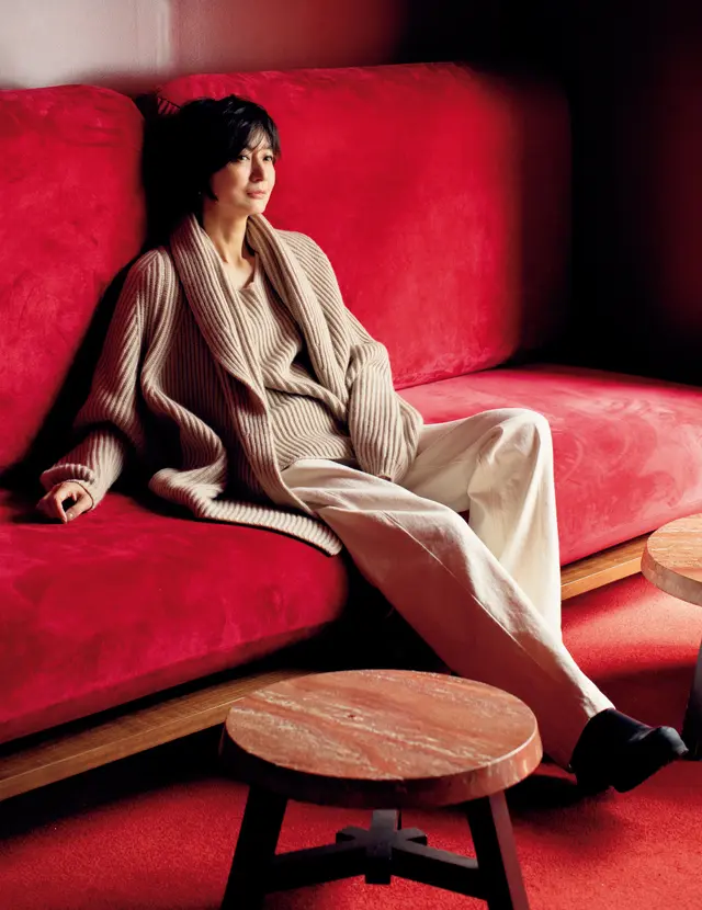 ジル サンダーのニットコーデの富岡佳子