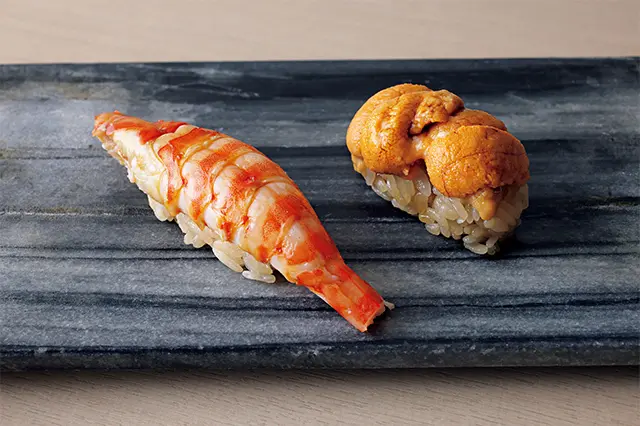 優しい甘さがしみじみお いしい海老は奄美大島のもの。ねっとりとしたコクが魅力のウニ