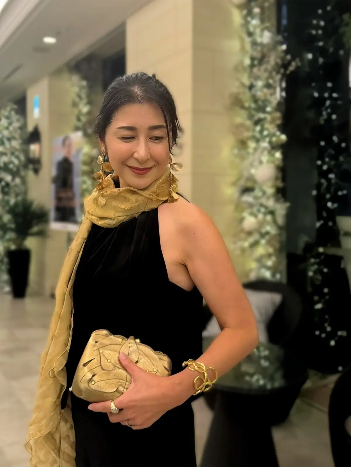 ソワレ・ドゥ・エクラ　ZARA ホルターネックトップス　アラフィフパーティーコーデ　ゴールド色のストール　ゴールド色のバッグ　ゴールドのイヤリング　ゴールドのバングル　50代パーティーコーデ