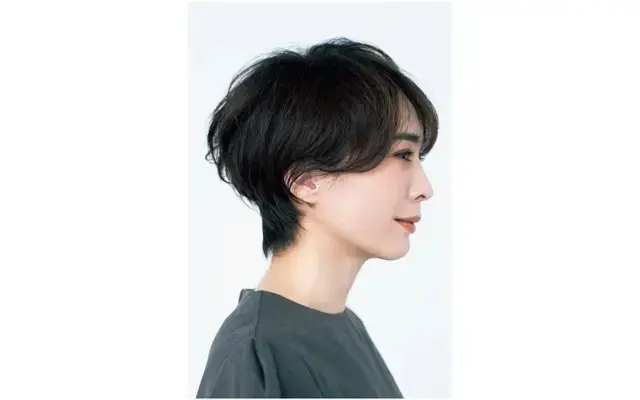 動くポイントを残した「洗練マッシュショートヘア」【50代髪型・ヘアスタイル】