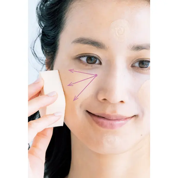 スポンジの面を使い内から外へ広げる