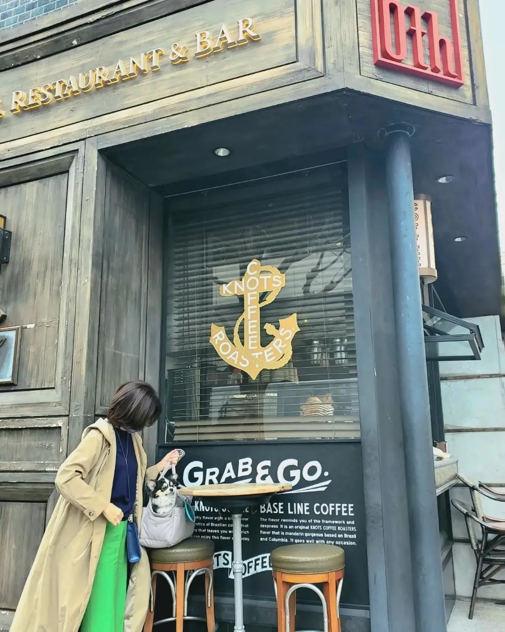 コーヒースタンド前で