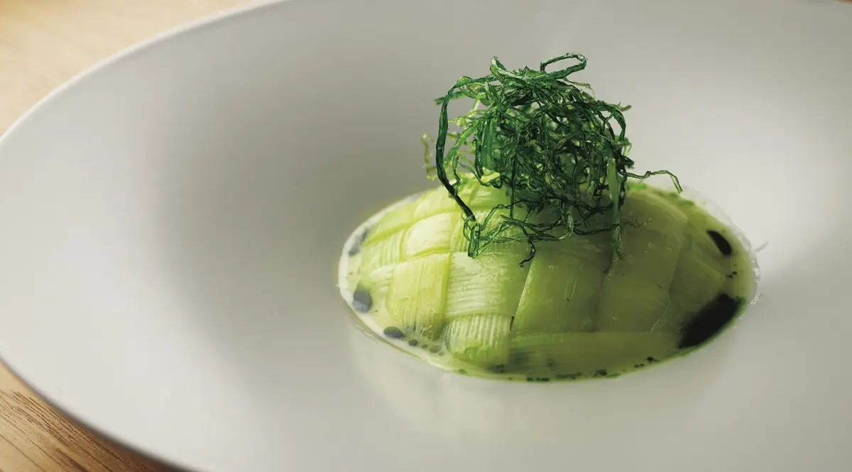 ゆでたポワローの下には、シマアジのタルタル