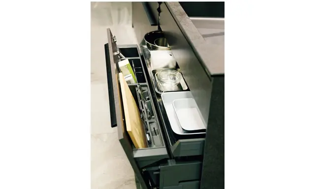 アイランド下には「らくパッと収納」も採用。軽い力で斜めに開き、出し入れしやすい