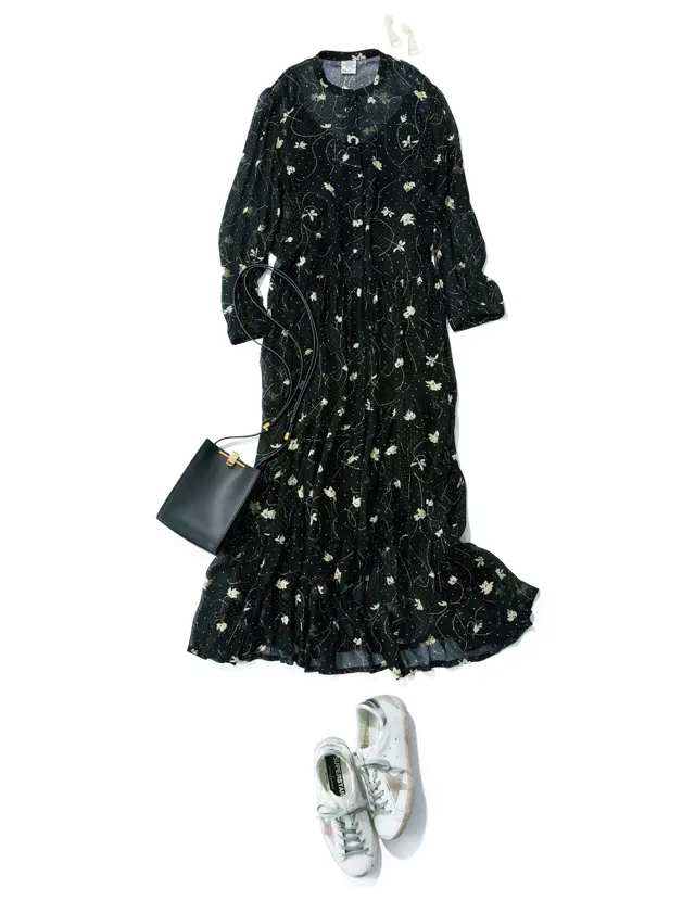 黒ベースなら花柄もシック。スニーカー合わせも似合う