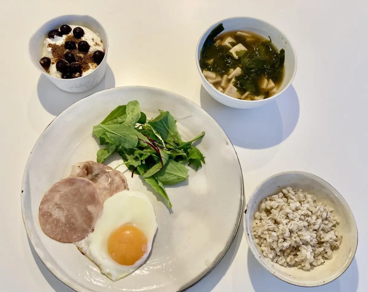 OurAge×Webエクラ　スクワットした日もしない日も、同じ食事です。ハムエッグ、ベビーリーフ、ご飯（白米、玄米、もち麦）、味噌汁、ヨーグルトとブルーベリー。