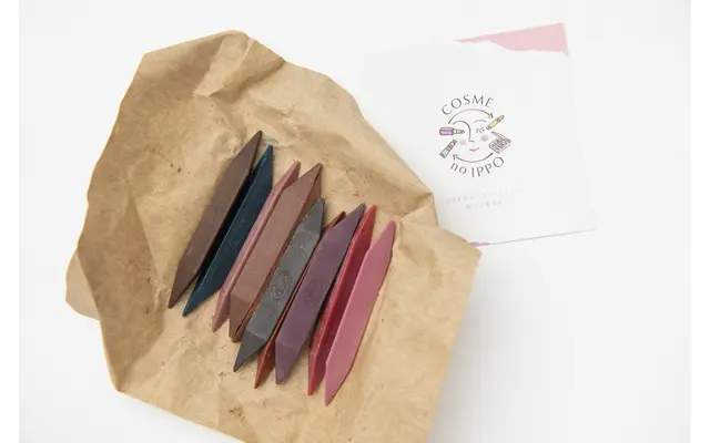 使いきれないコスメが、カラフルなクレヨンに