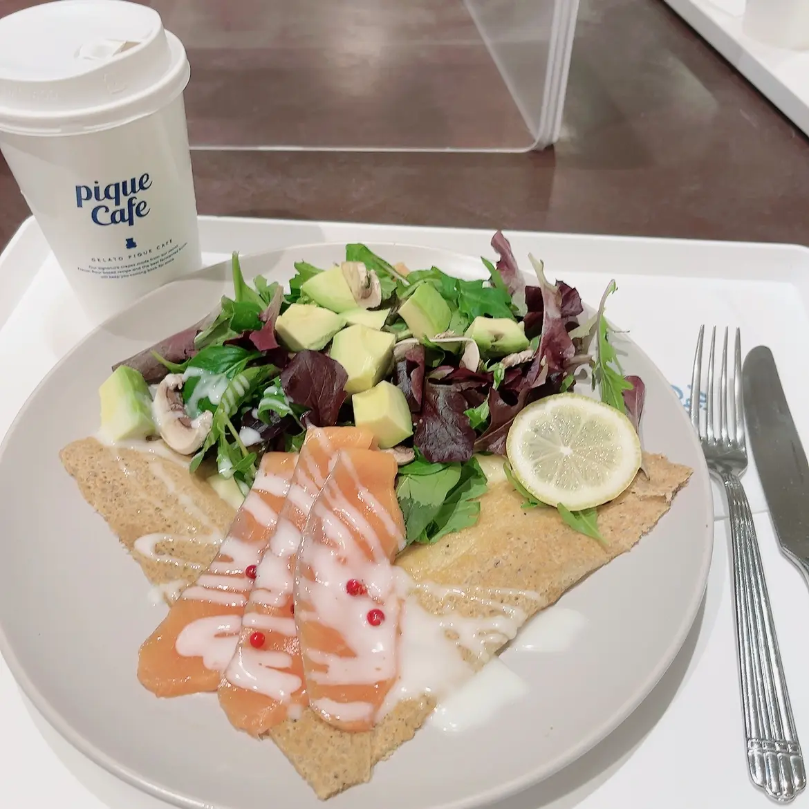 サーモンとアボカドのガレット