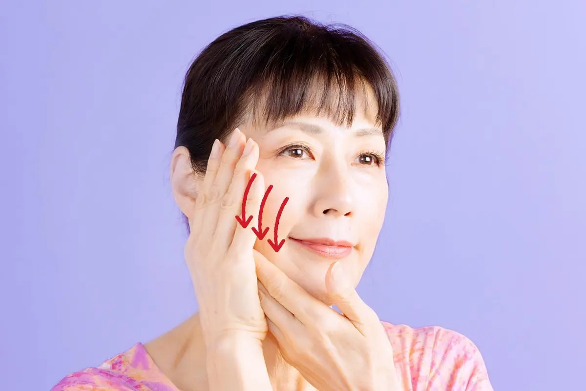 OurAge×Webエクラ　リンパケア　蝶形骨　頬をさする　