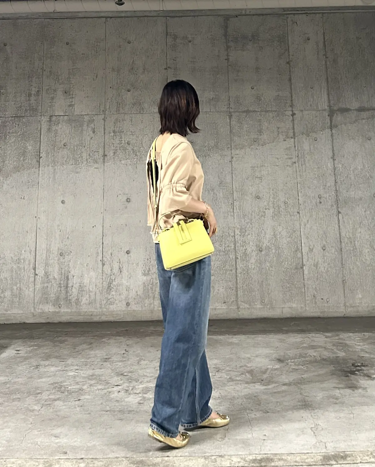 ワンウォッシュのワイドデニムにバックシャの画像_3