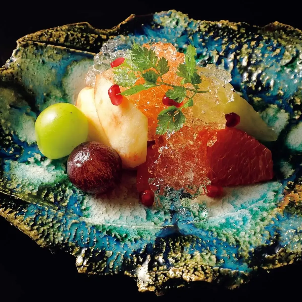 「大浦ぶどう酒」のジュレが印象的な水菓子のフルーツ盛り。昼は￥11,000のコースあり