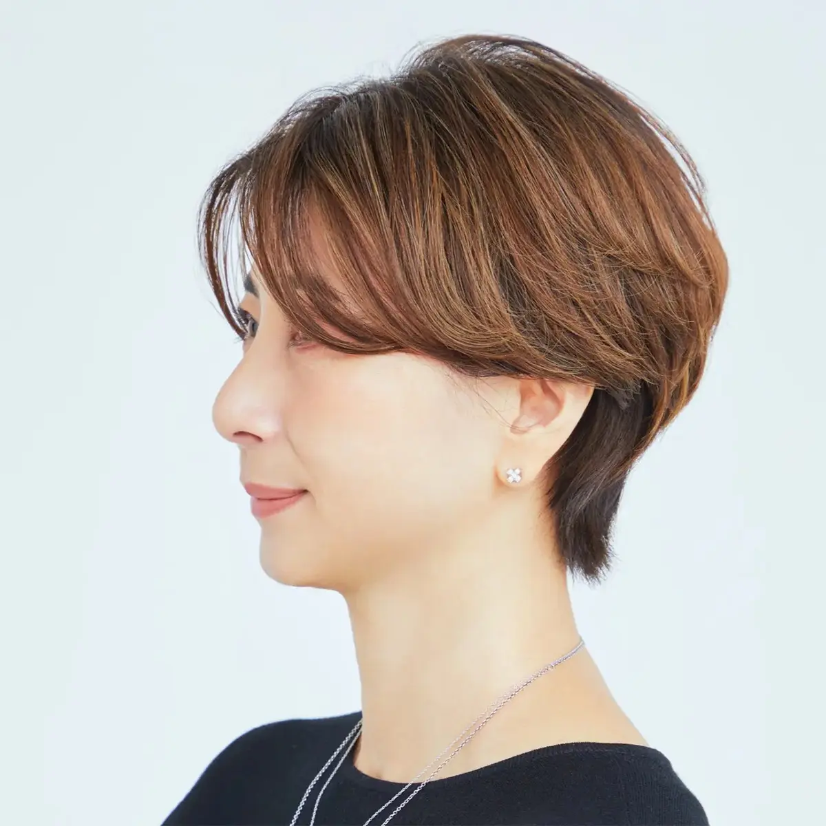 センターパートが新鮮！こなれ感のある大人ショート