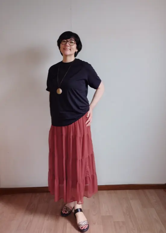 黒Tシャツとくすみピンクスカート