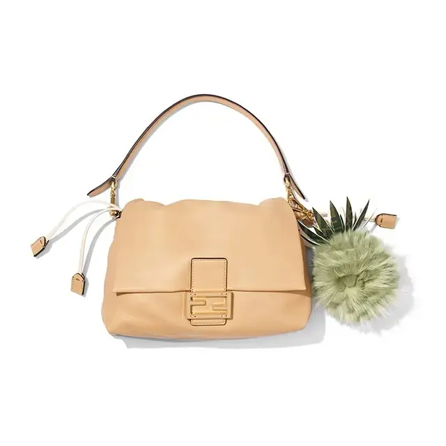 フェンディのショルダーバッグ「マンマ バゲット ミディアム」＆パイナップルチャーム