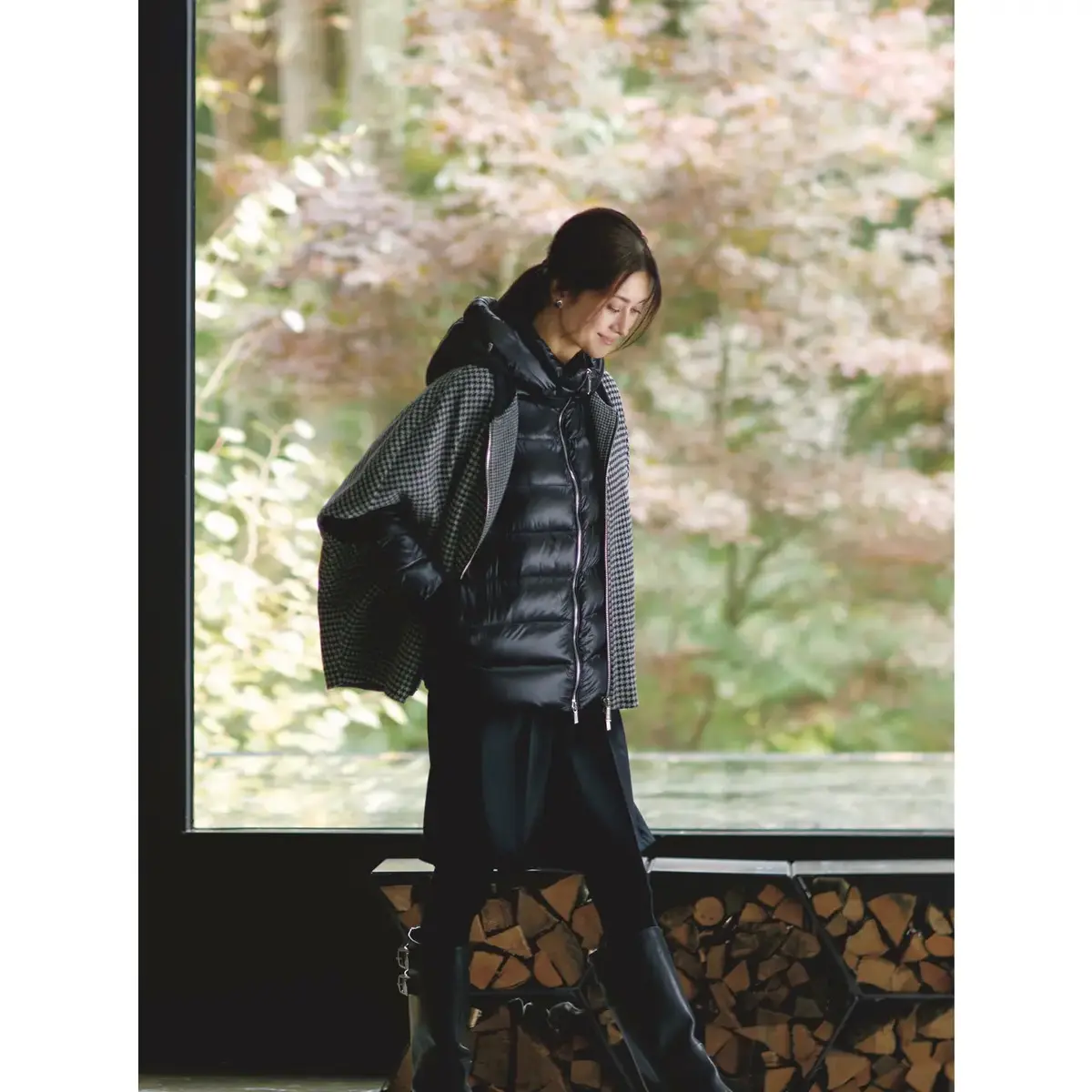 ハイブリッドなダウンジャケットで定番の黒コーデに洗練をもたらす。最低気温5℃