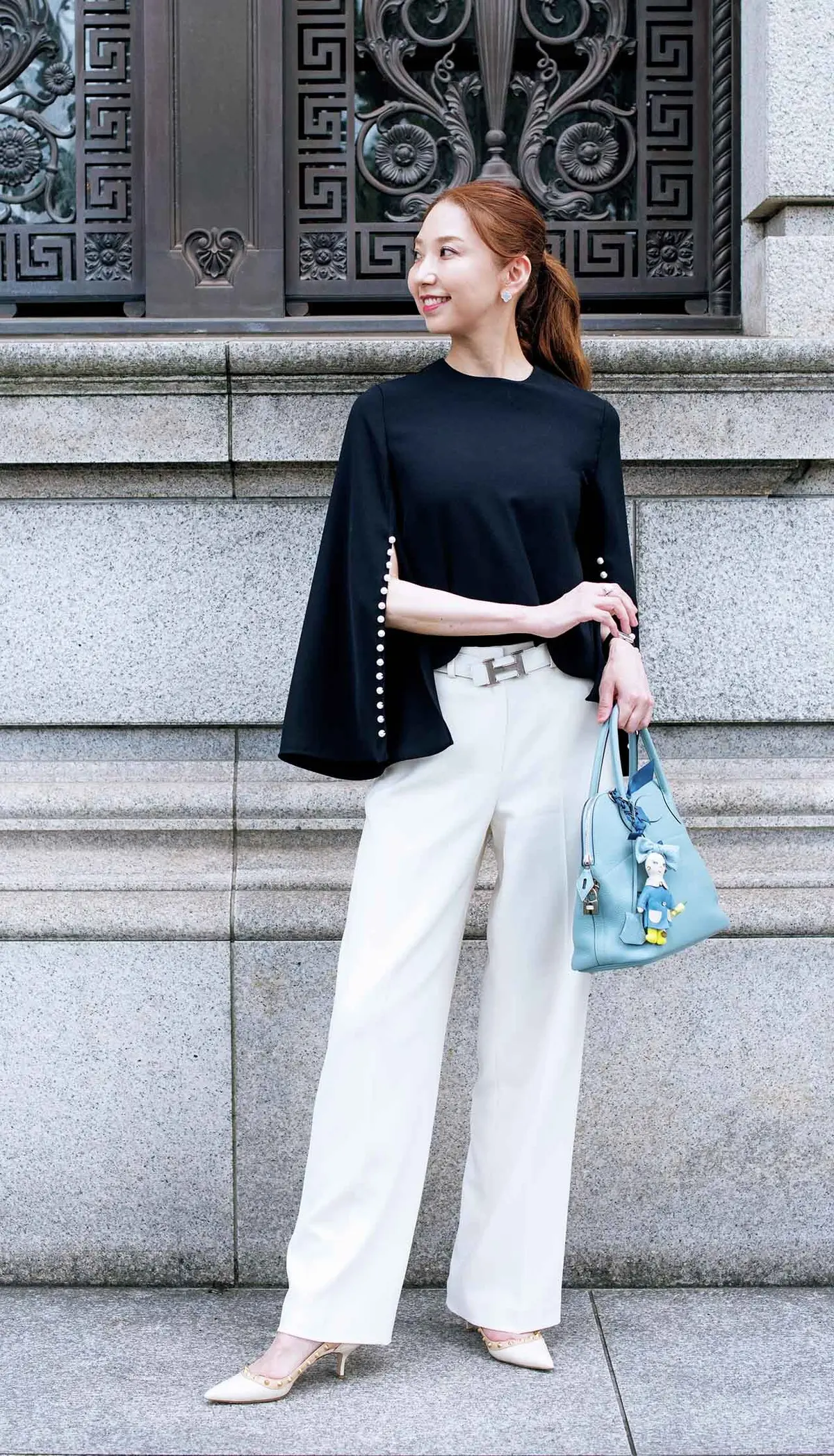 モノトーンのシンプル服に 小物選びでさりげない遊びを