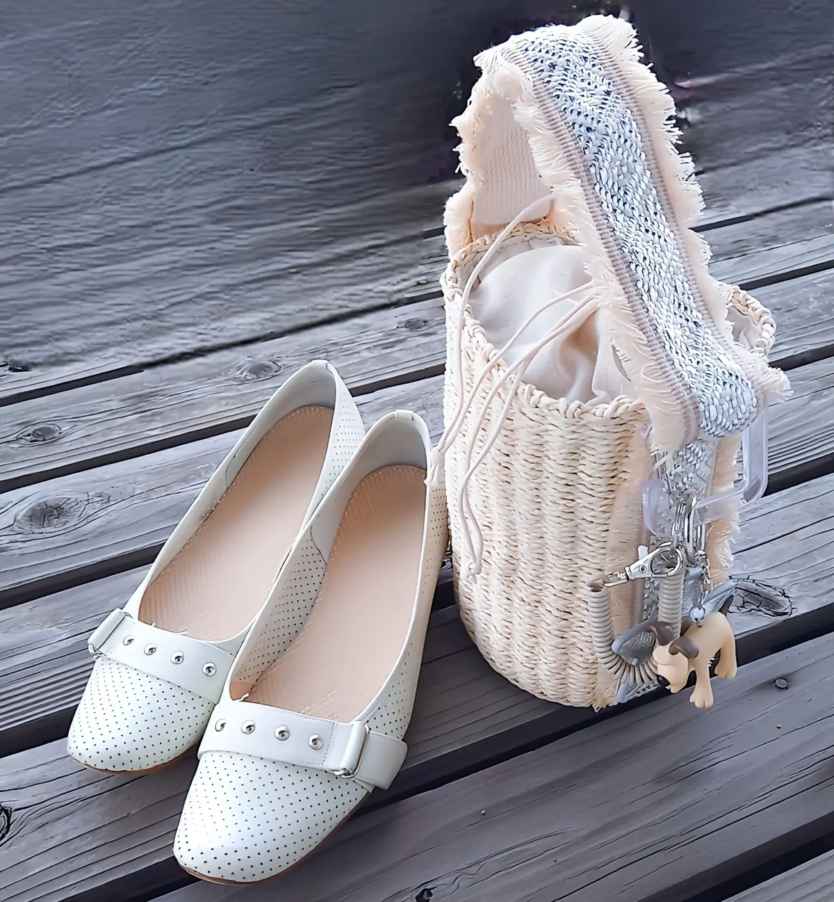 白パンプスとグルミットつきのカゴバッグ