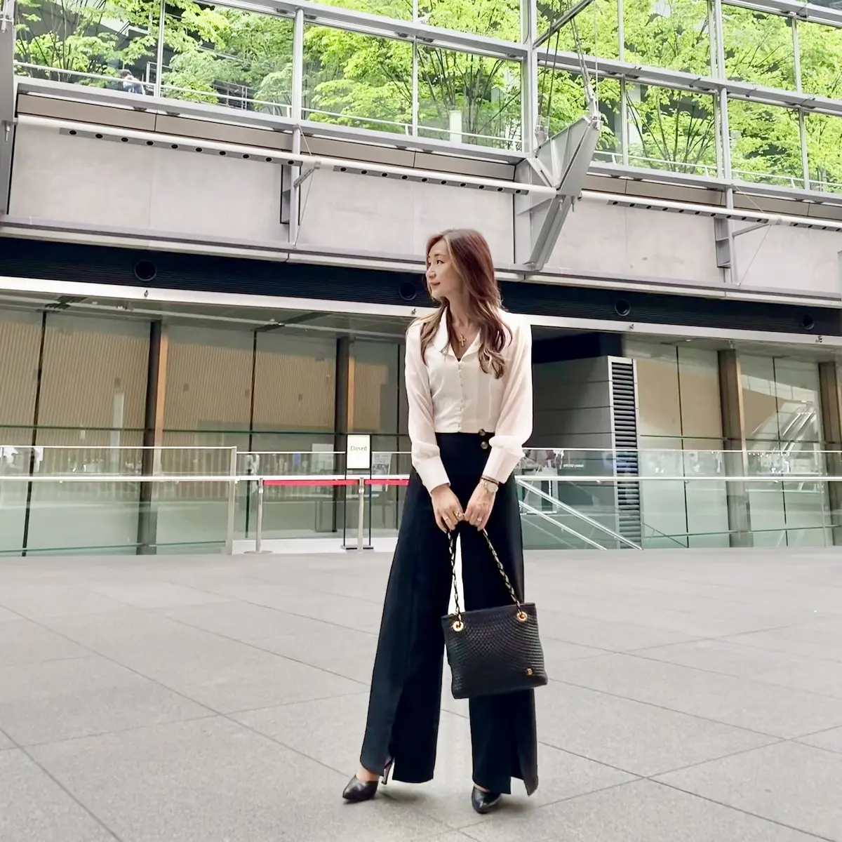 短い丈の白シャツと合わせて