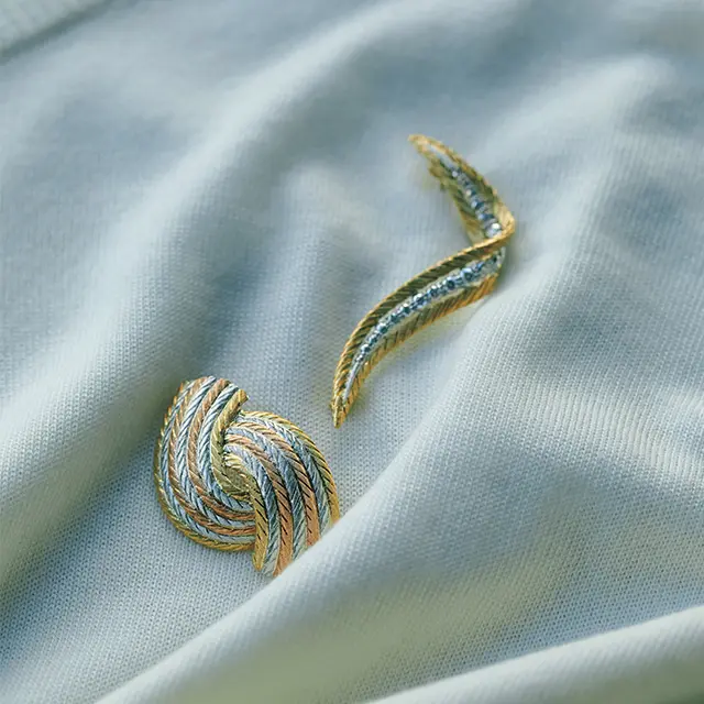 繊細な細工を施した 華やかなゴールドの曲線が 柔和な女性像を表現