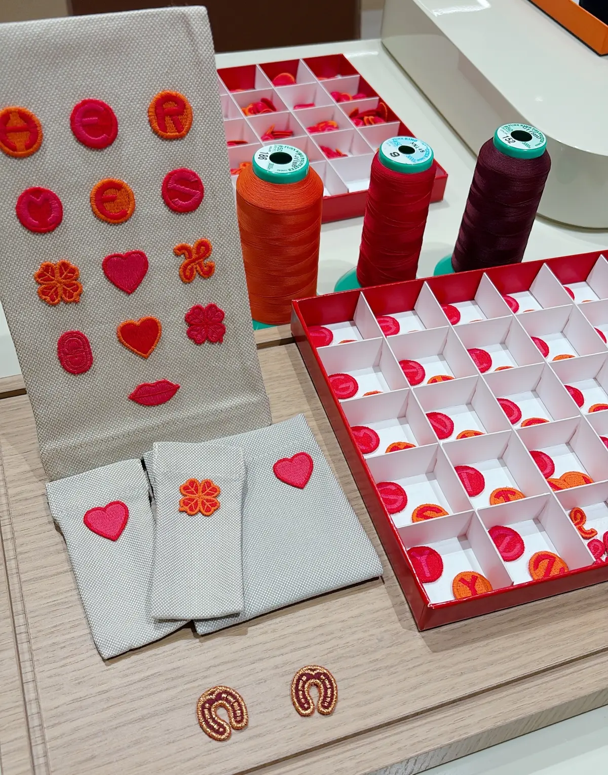 ニュウマン高輪　「エルメス・イン・カラー」店内写真　店頭では、リップやアイシャドウのケースにモチーフを刺繍してもらえるサービスを期間限定で実施。手前の馬蹄モチーフはニュウマン高輪限定だそう。見逃せません