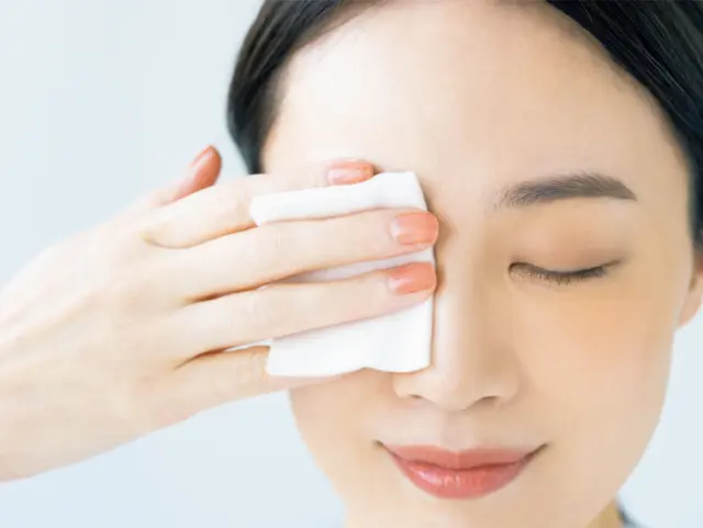 【メイク落とし】コットンにポイントメイクリムーバーを浸してウォータープルーフのマスカラもアイラインも同時に落とす