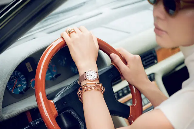 チェーンの曲線、ボリューム感がラウンドケースに鮮度を足す