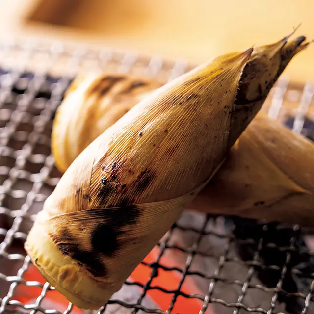 丸のまま30分ほど焼き上げる筍