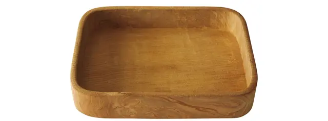 鍋の野菜などを入れる角盆は佃眞吾作。使い込まれた風合いがいい