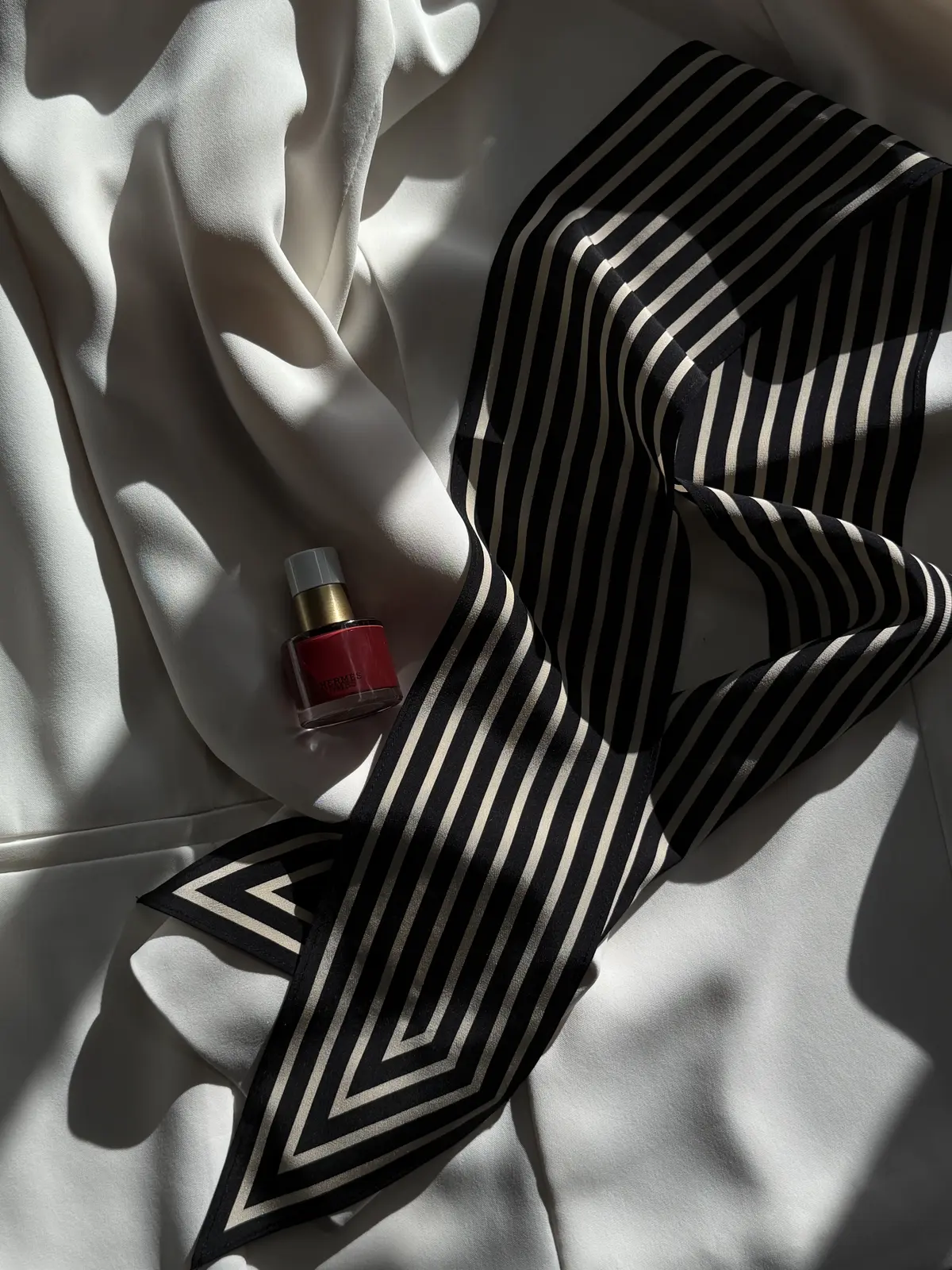 ソワレスタイルはスカーフと深紅のネイルでの画像_1