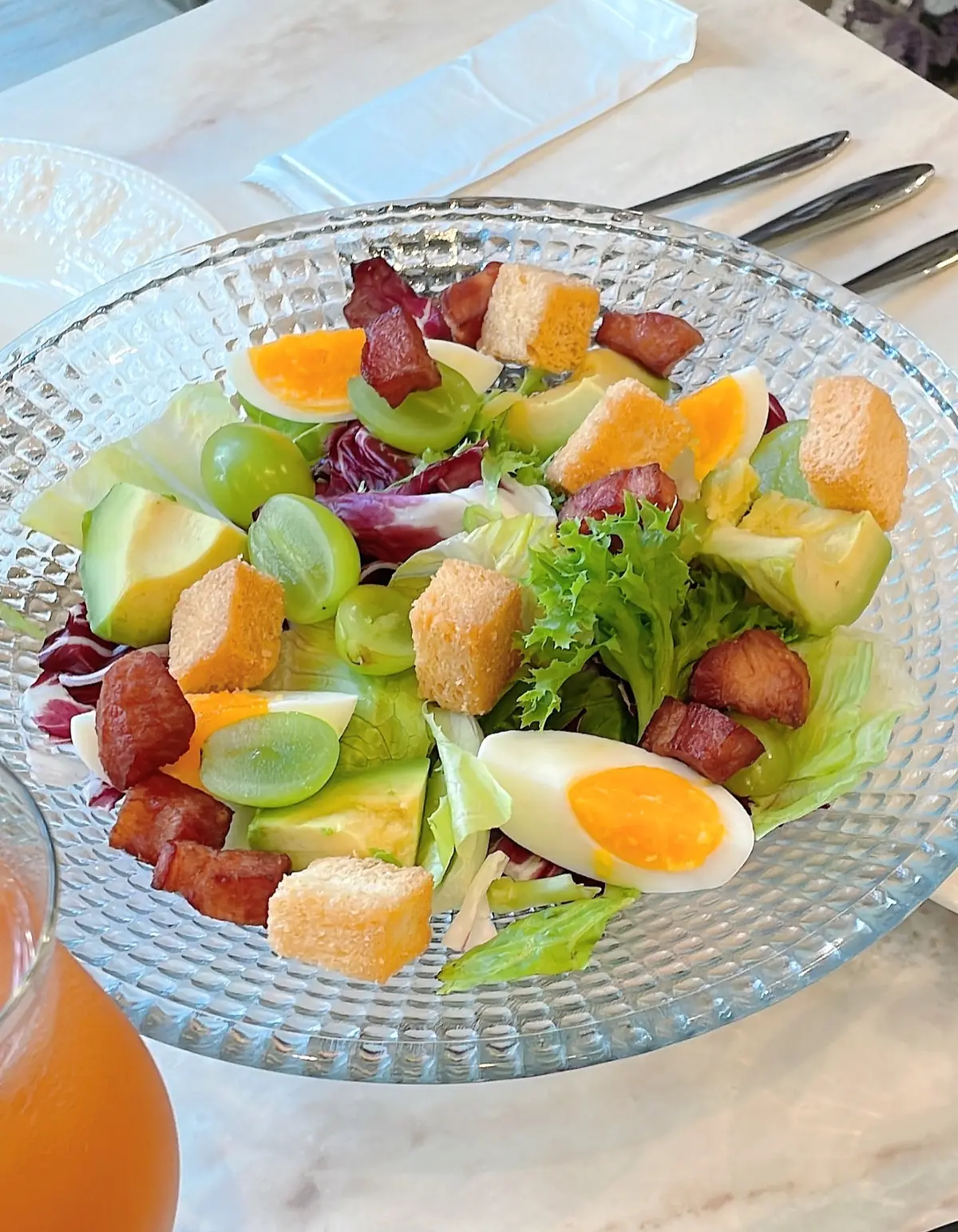 HAUTE COUTURE BRUNCH 、オートクチュールブランチ、外観、ガラス張り、入り口、ラベンダー、期間限定、可愛い、可愛いお店、カフェ、レストラン、オールダイニング、焼きパスタ、マフィオーゼ、トマトソース、フリッター、フライ、ポテト、可愛い、ランチ、女子会、サラダ、フルーツサラダ、オレンジジュース、ピンクグレープジュース、エビ、エビのフリッター、海老、ウサギ、置物、飾り、可愛い、ラベンダー、ラベンダー畑、お花、お花の世界、お花の国、ソファ席、寛ぎ、サラダ、フルーツサラダ、ますか、ラスク、揚げたてラスク、卵、たまご、玉子、ゆで卵、茹で卵、野菜、レタス、ガラスの器、ガラスのお皿、大皿、野菜、青山、外苑前、