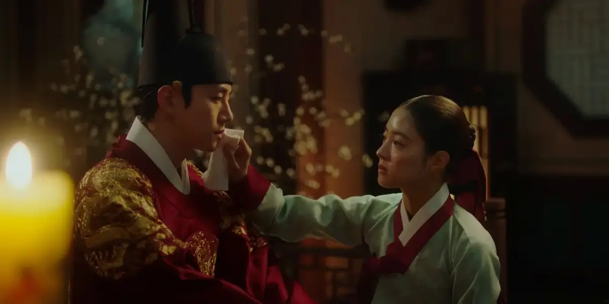 主演のジュノ（左）とイ・セヨン（右）　©2021MBC