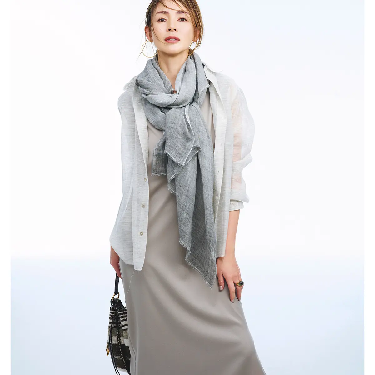グレーワンピースとシアーシャツのコーデ　モデル・SHIHO