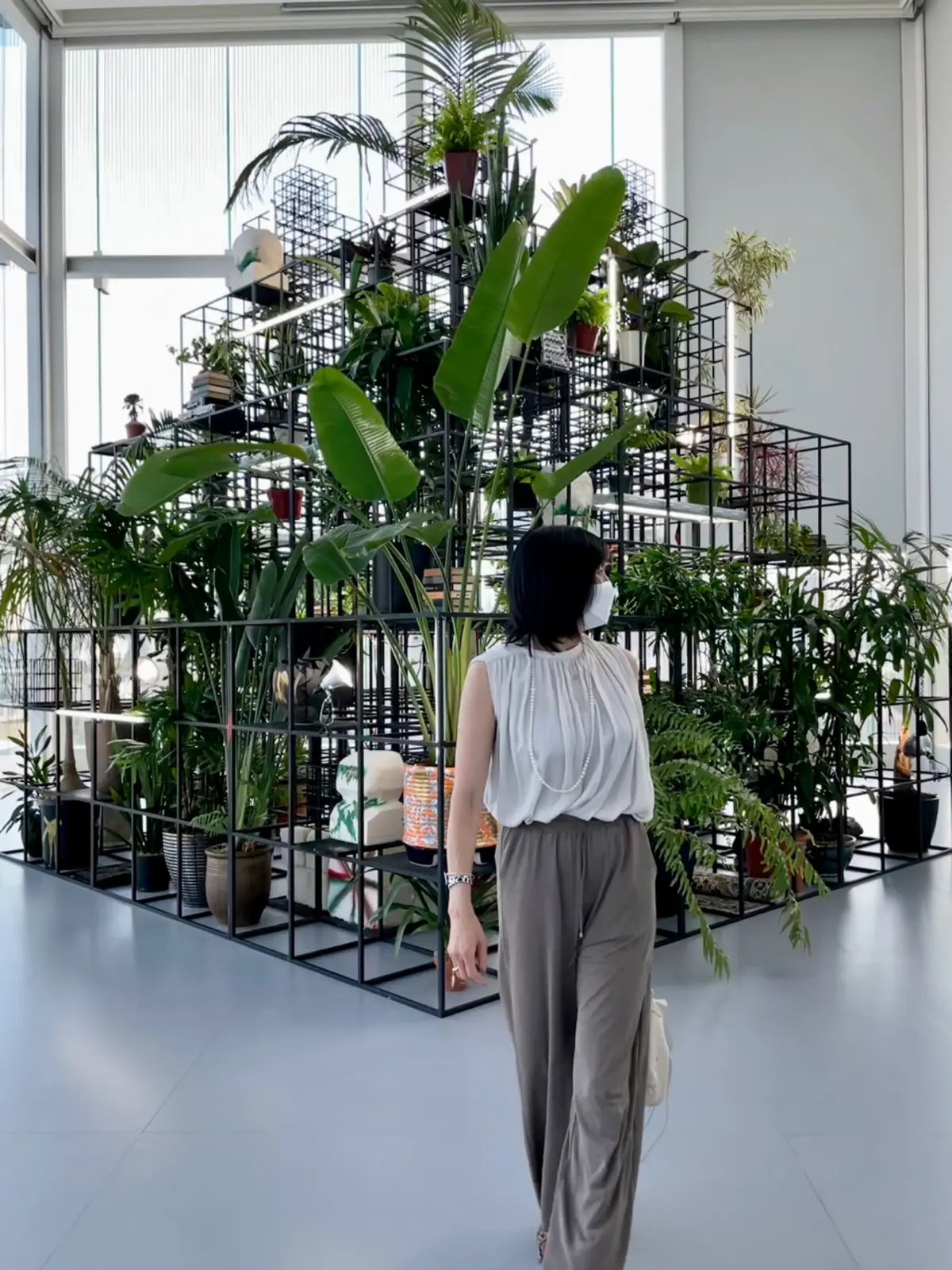 涼しげな透け感トップス×UVカットパンツの画像_3