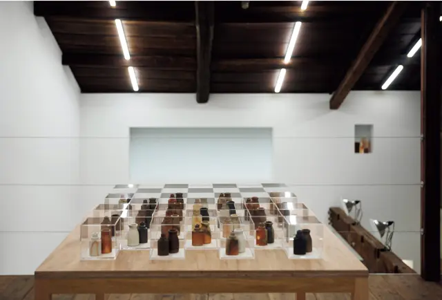 三角屋根や大きな梁など、天井に町家の意匠を感じる2階