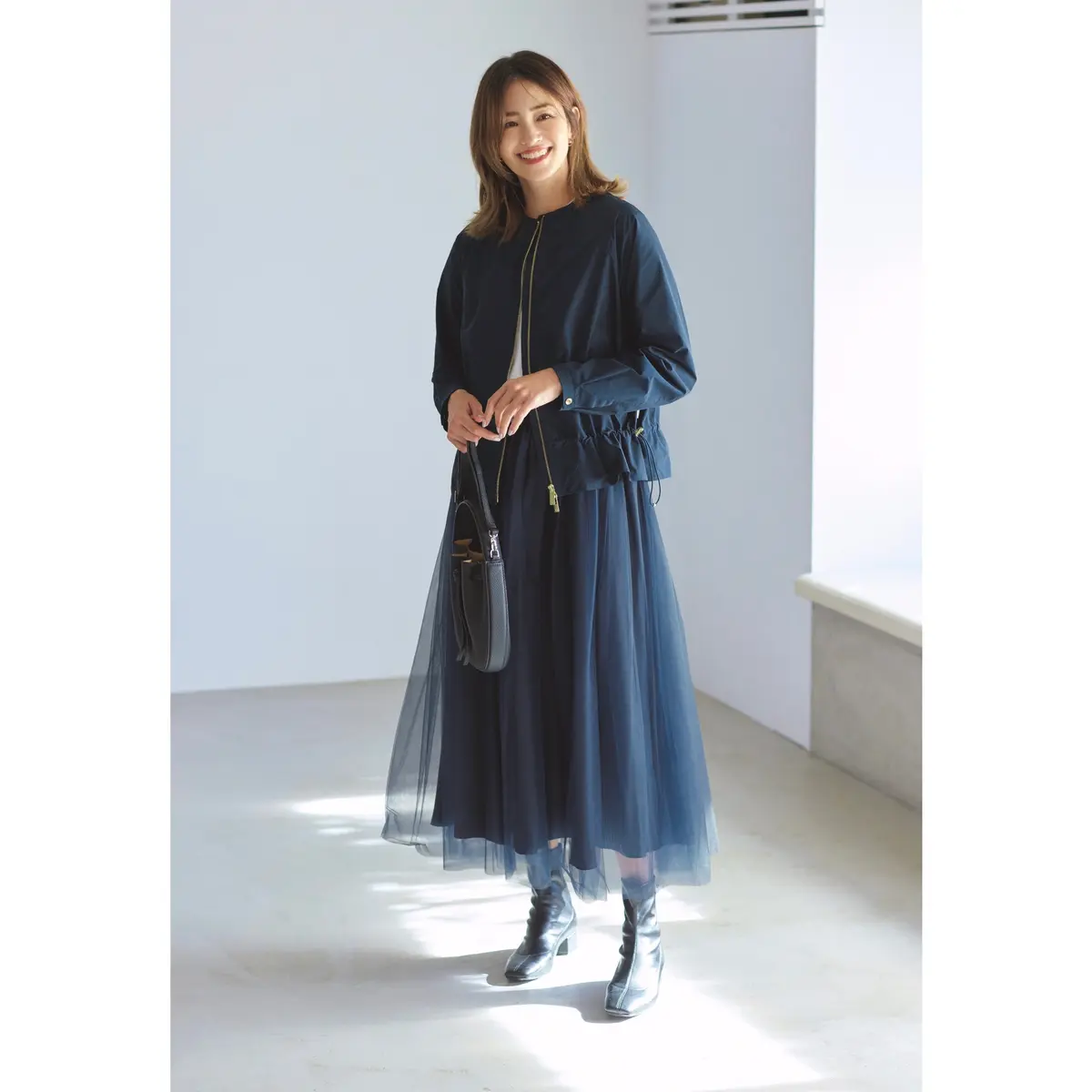 ネイビーブルゾンとネイビーチュールスカートのコーデ　モデル・RINA