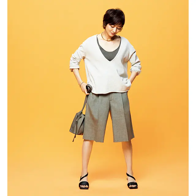 富岡佳子さんが着る大人のショートパンツ