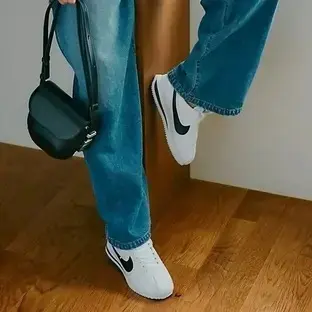 この秋は懐かしデザインのランニングシューズ人気が復活の兆し！ 個性派ホワイトスニーカー NIKEウィメンズ　コルテッツ