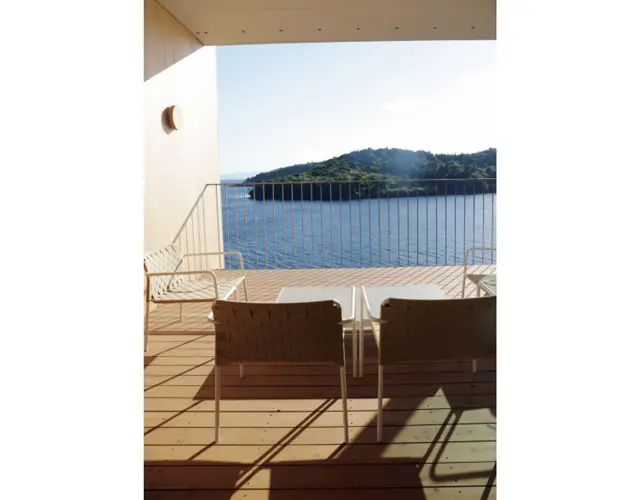 隠岐　NEST（別館）は海に面する側を広くとった、横に広い客室