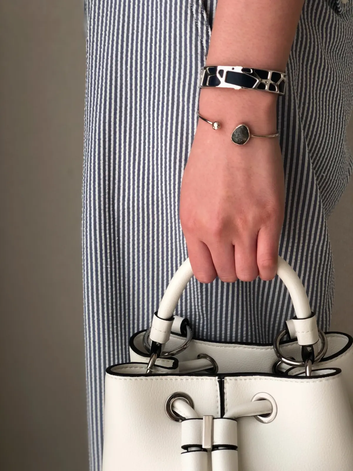 シンプルコーデは小物で華やかにの画像_2