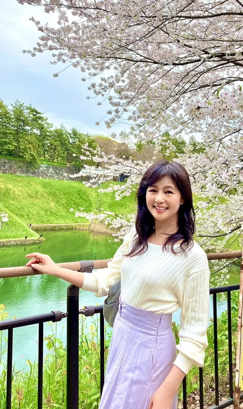 Feroux、フェルゥ、デニム、デニムスカート、スカート、ロングデニムスカート、ロングスカート、ニット、白ニット、春、桜、お花見、春コーデ、春服、春服コーデ、スカートコーデ、ロングスカートコーデ、紫、薄紫、紫スカート、薄紫スカート、お花見、お花見コーデ、お散歩、お散歩コーデ、千鳥ヶ淵、九段下、半蔵門、4月、ランチコーデ、カジュアル、カジュアルコーデ、綺麗色コーデ