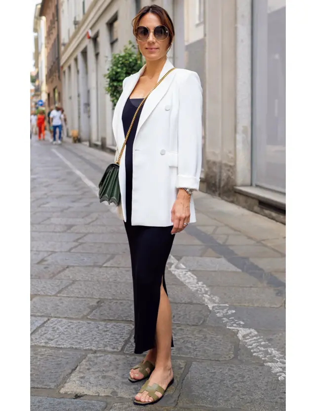 動くたびにサイドスリットから脚が見え隠れするマッシモ・ドゥッティのドレス