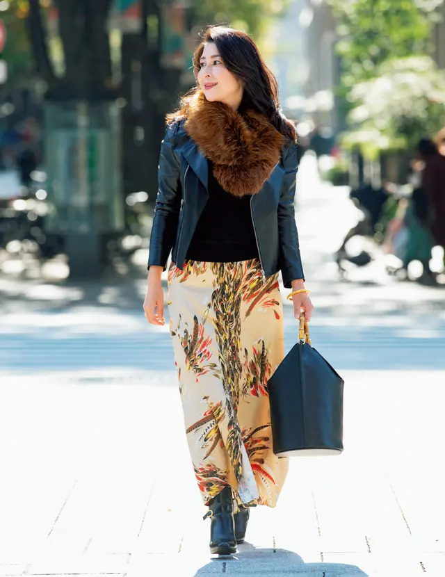 フェザー柄の揺れるスカートを黒に合わせる松ヶ崎由紀子さん