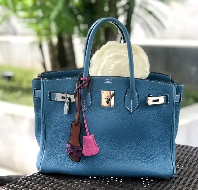 ブルージーンのバーキンにポケッタブルカーディガン