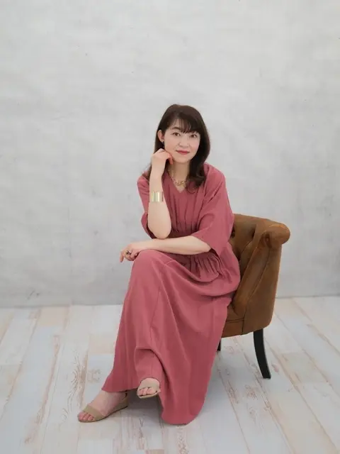 ミラオーウェンのワンピースにゴールドのアクセサリーを合わせました