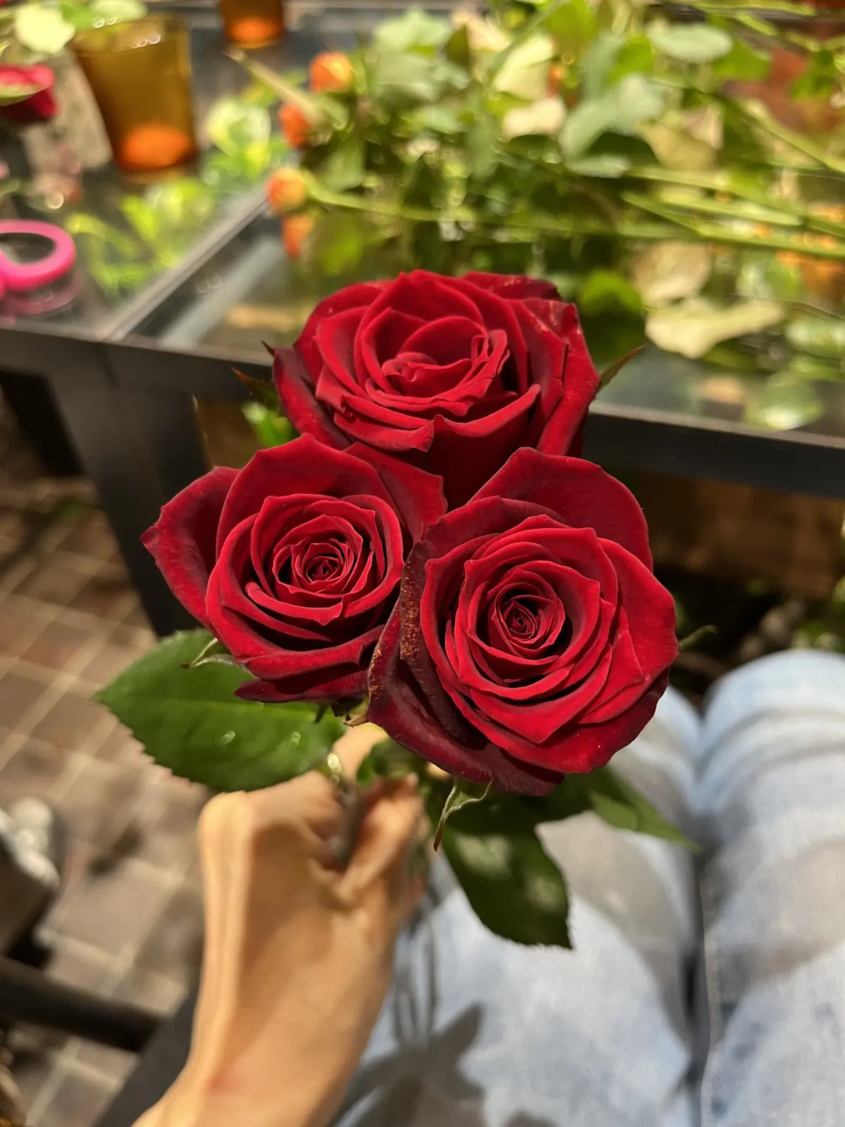 バラのブーケとアフタヌーンティーの画像_4