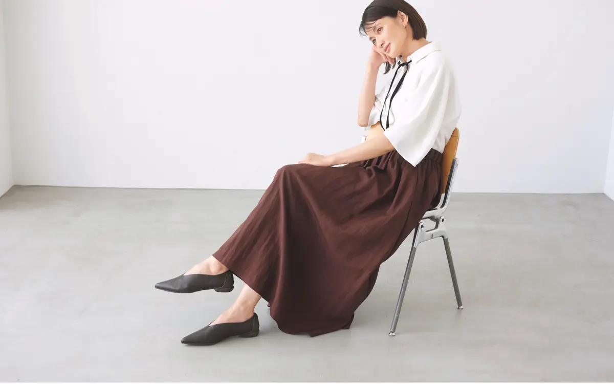 白ハーフスリーブシャツにブラウンギャザースカートを合わせたコーディネート　モデル・渡辺佳子