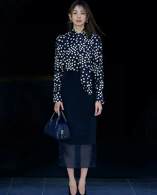 ランダムドットがとりもつ、コンサバとモードの粋な駆け引き